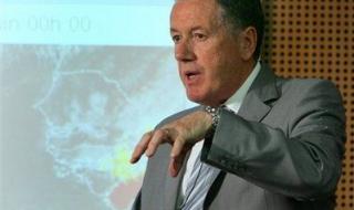 客机机头垂直砸向地面 客机机头垂直砸向地面