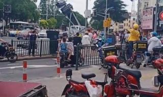 上海一公交失控坠河